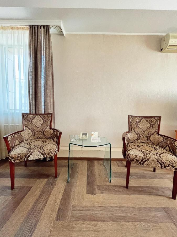 Golden Dragon Hotel Бишкек Екстериор снимка