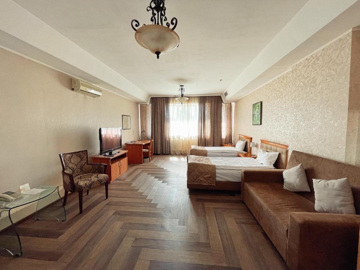 Golden Dragon Hotel Бишкек Екстериор снимка
