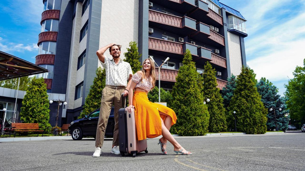 Golden Dragon Hotel Бишкек Екстериор снимка
