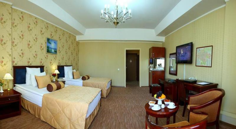 Golden Dragon Hotel Бишкек Стая снимка