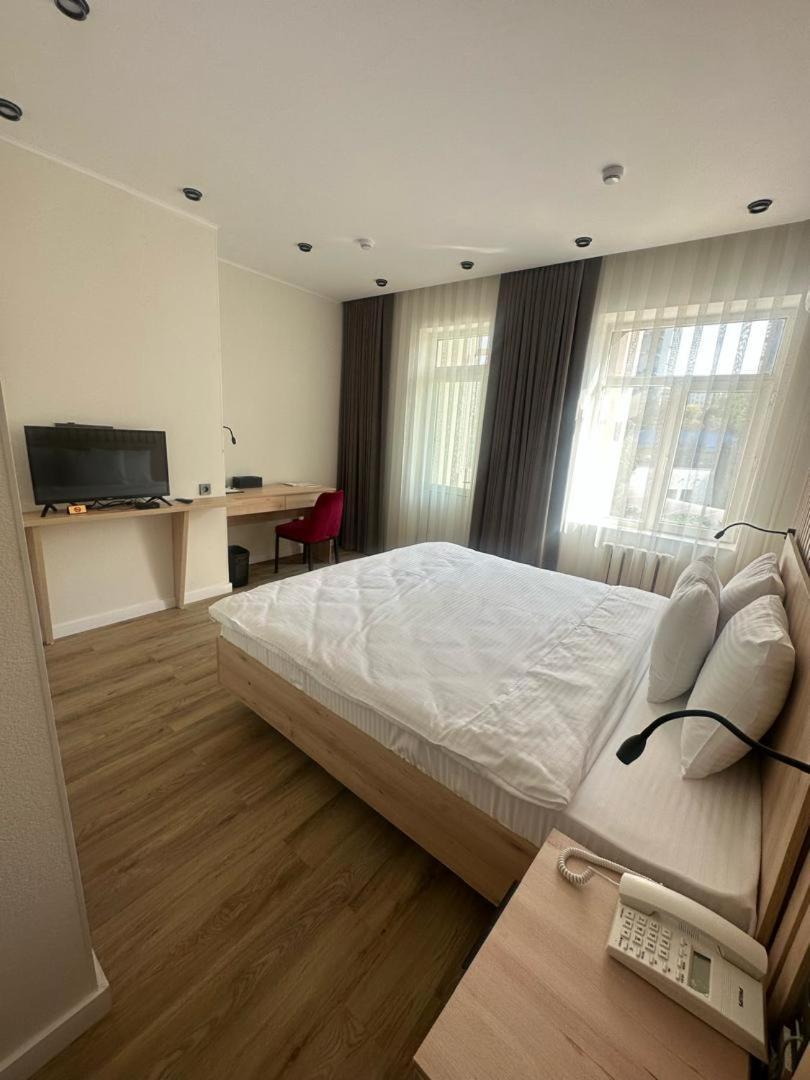 Golden Dragon Hotel Бишкек Екстериор снимка