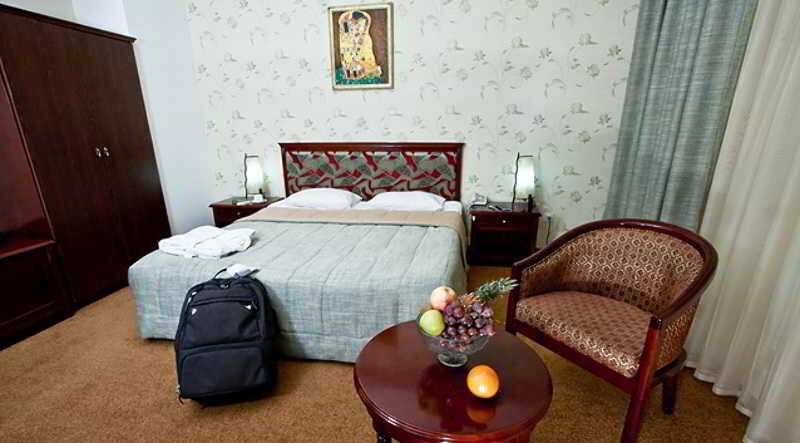 Golden Dragon Hotel Бишкек Екстериор снимка